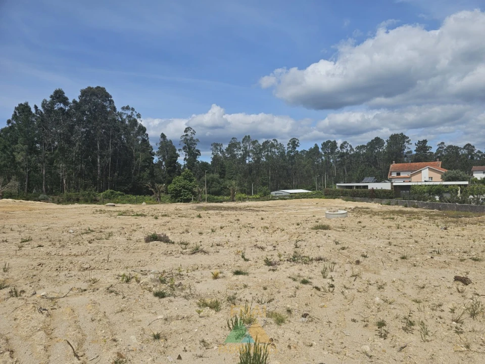 Terreno para Venda em Correlhã Foto 1