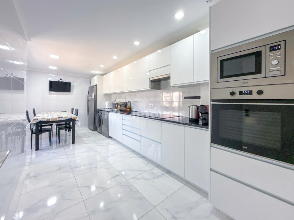 Apartamento T4 para Venda em São João Baptista e Santa Maria dos Olivais Foto 1
