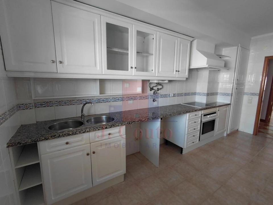 Apartamento T2 para Arrendamento em Caldas da Rainha - Santo Onofre e Serra do Bouro Foto 6