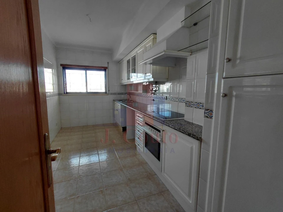Apartamento T2 para Arrendamento em Caldas da Rainha - Santo Onofre e Serra do Bouro Foto 8