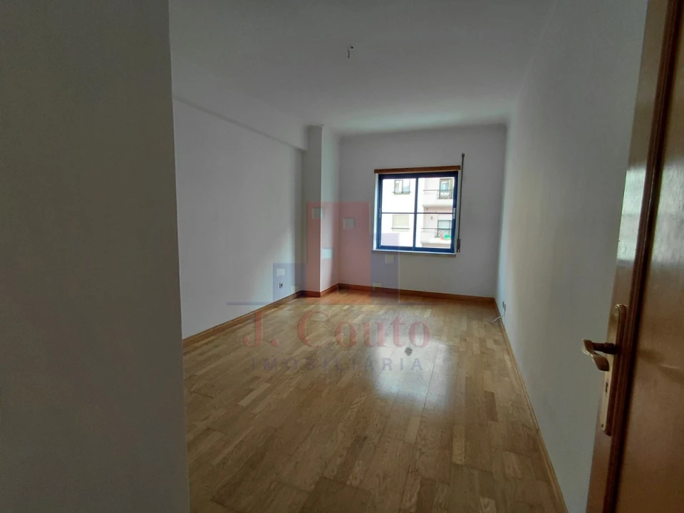 Apartamento T2 para Arrendamento em Caldas da Rainha - Santo Onofre e Serra do Bouro Foto 12
