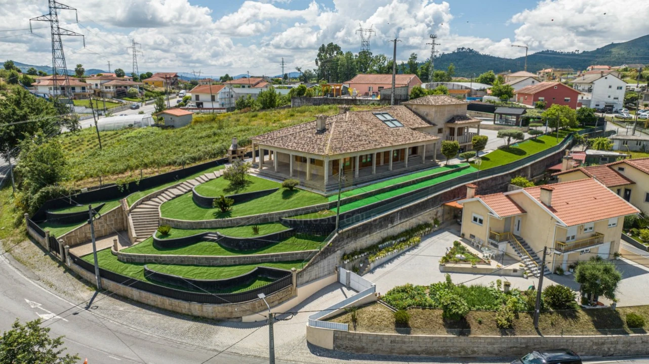 Moradia T3 para Venda em Campos e Louredo Foto 1
