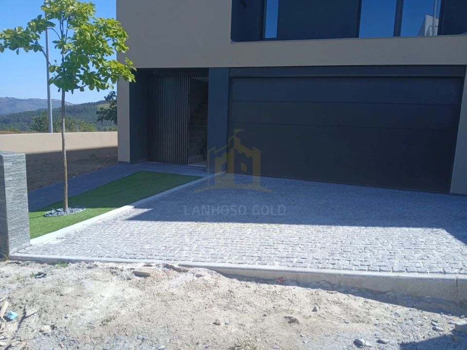 Moradia T3 para Venda em Lanhoso Foto 3