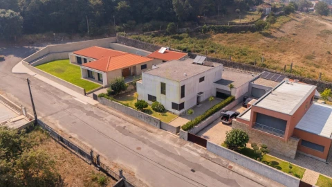 Moradia T5 para Venda em Lanhoso