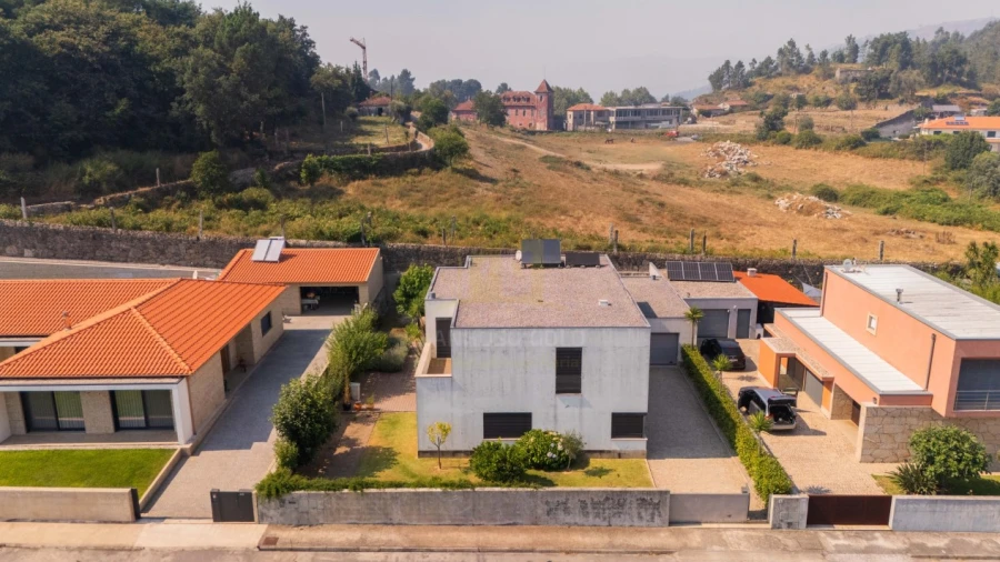Moradia T5 para Venda em Lanhoso