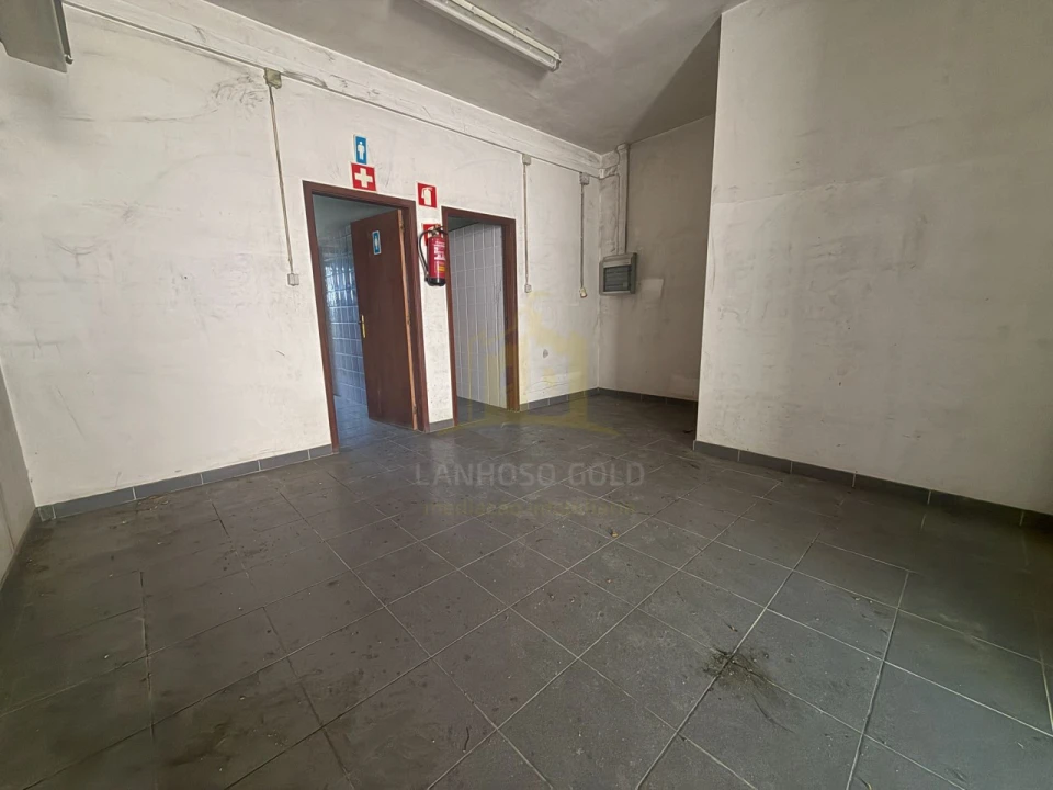 Armazém para Venda em Calvos e Frades Foto 3