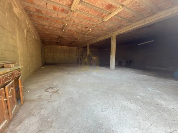 Armazém para Venda em Calvos e Frades