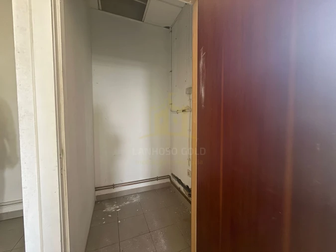 Armazém para Venda em Calvos e Frades Foto 8