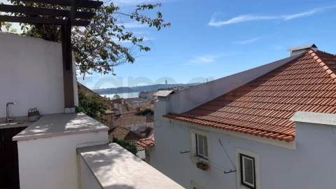 Apartamento T2 para Arrendamento em Santa Maria Maior