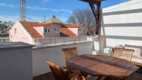 Apartamento T2 para Arrendamento em Santa Maria Maior