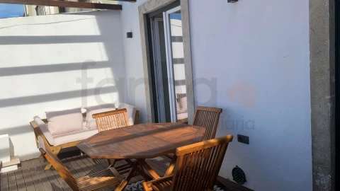 Apartamento T2 para Arrendamento em Santa Maria Maior