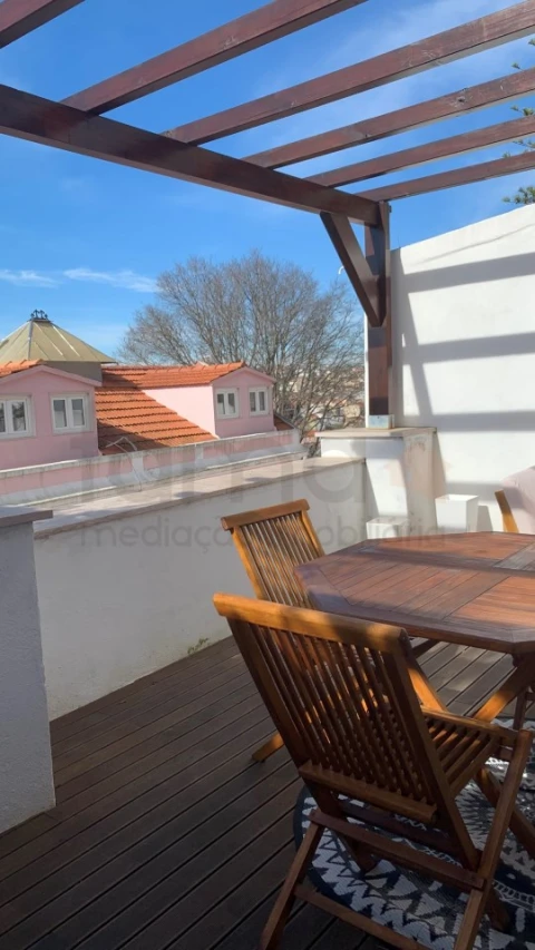 Apartamento T2 para Arrendamento em Santa Maria Maior