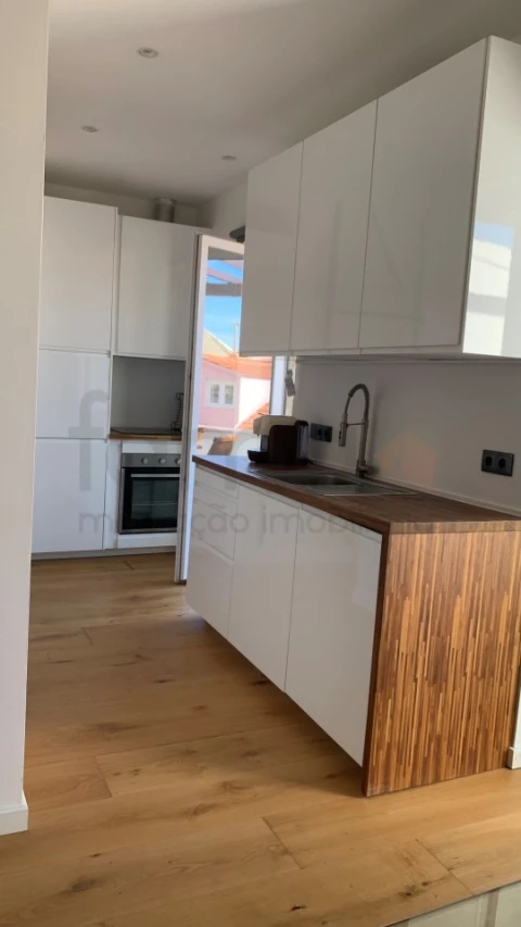 Apartamento T2 para Arrendamento em Santa Maria Maior