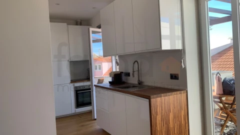 Apartamento T2 para Arrendamento em Santa Maria Maior