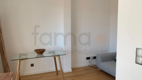 Apartamento T2 para Arrendamento em Santa Maria Maior