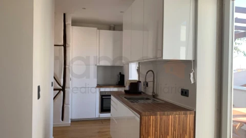Apartamento T2 para Arrendamento em Santa Maria Maior
