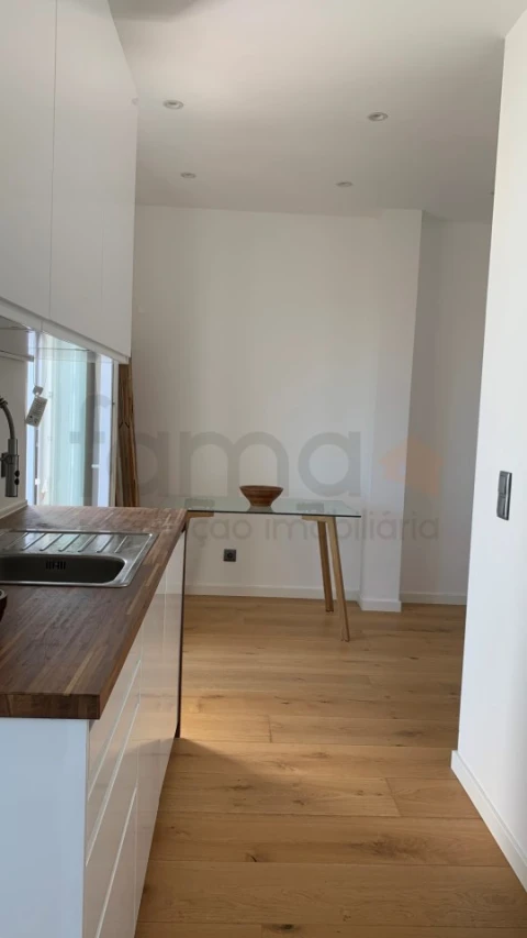 Apartamento T2 para Arrendamento em Santa Maria Maior