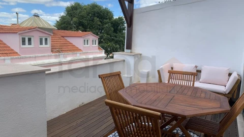 Apartamento T2 para Arrendamento em Santa Maria Maior