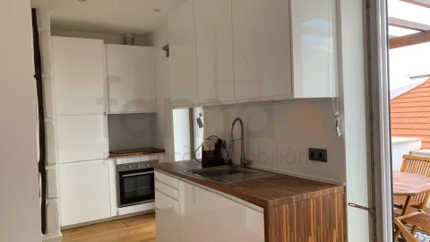 Apartamento T2 para Arrendamento em Santa Maria Maior