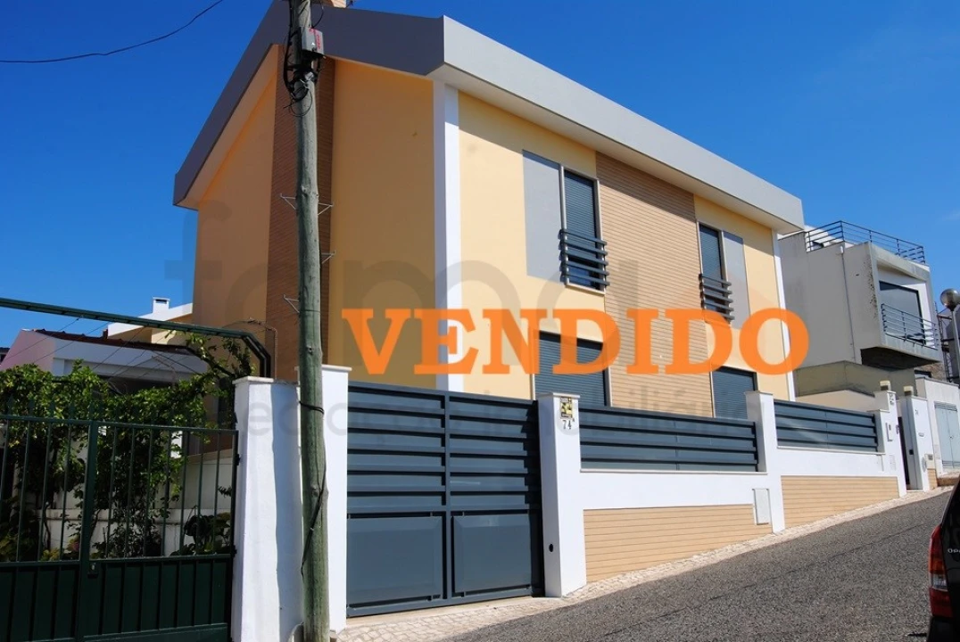 Moradia T4 para Venda em São Domingos de Rana Foto 1