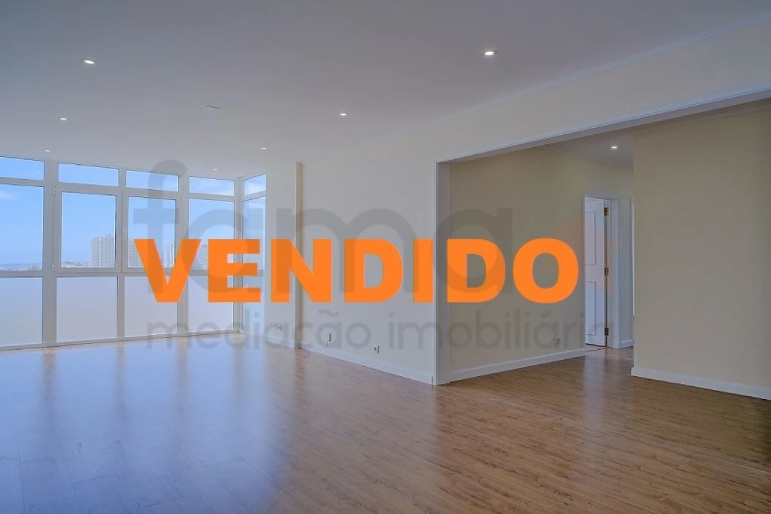 Apartamento T3 para Venda em São Domingos de Rana Foto 1