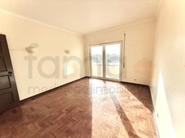 Apartamento T4 para Venda em Oeiras e São Julião da Barra, Paço de Arcos e Caxias