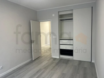 Apartamento T2 para Venda em Oeiras e São Julião da Barra, Paço de Arcos e Caxias