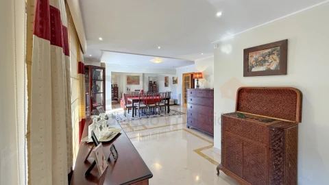 Apartamento T5 para Venda em São Domingos de Benfica