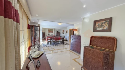 Apartamento T5 para Venda em São Domingos de Benfica