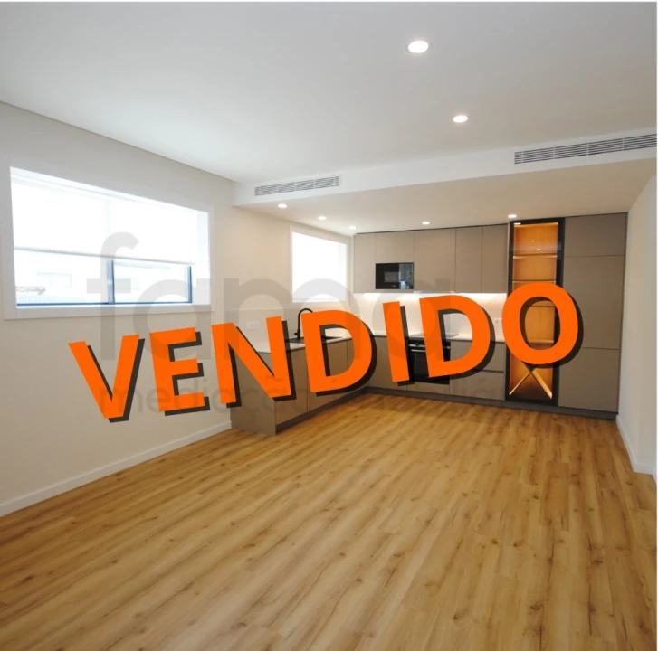 Apartamento T2 para Venda em Porto Salvo Foto 1