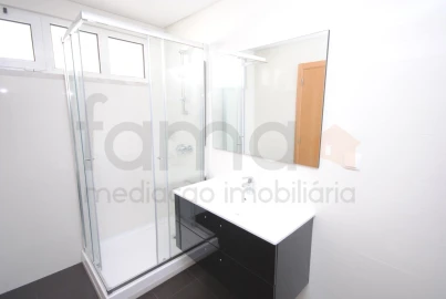 Apartamento T3 para Venda em Carcavelos e Parede