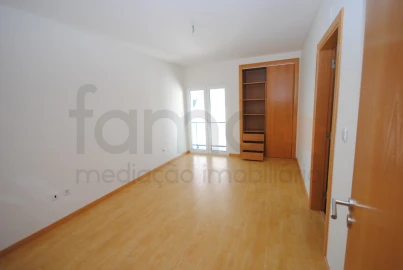 Apartamento T3 para Venda em Carcavelos e Parede