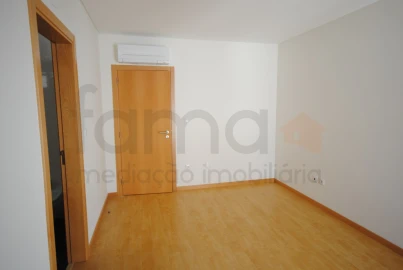 Apartamento T3 para Venda em Carcavelos e Parede