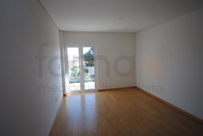 Apartamento T3 para Venda em Carcavelos e Parede