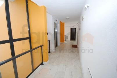 Apartamento T3 para Venda em Carcavelos e Parede