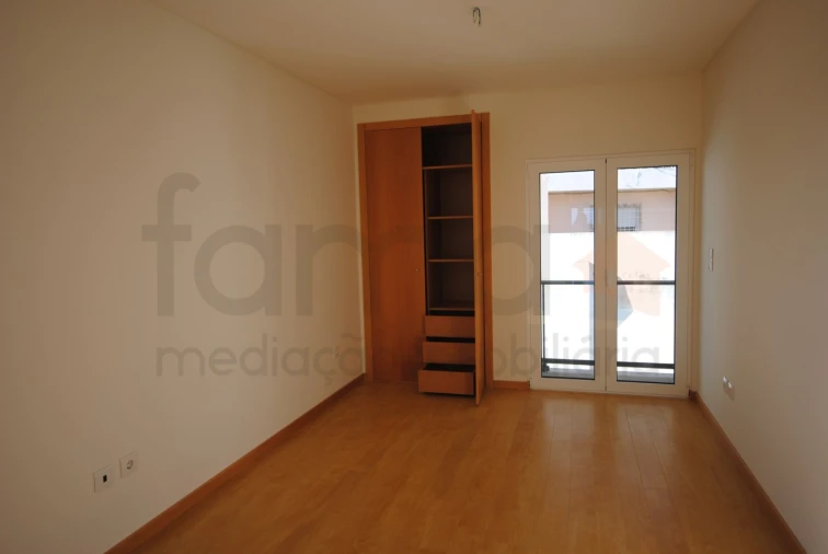 Apartamento T3 para Venda em Carcavelos e Parede Foto 18
