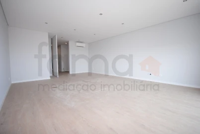 Apartamento T3 para Venda em Carcavelos e Parede