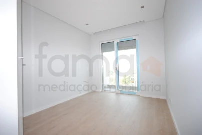 Apartamento T3 para Venda em Carcavelos e Parede