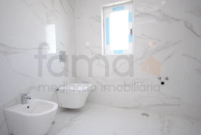 Apartamento T3 para Venda em Carcavelos e Parede