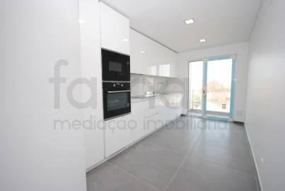Apartamento T3 para Venda em Carcavelos e Parede