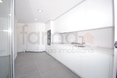 Apartamento T3 para Venda em Carcavelos e Parede