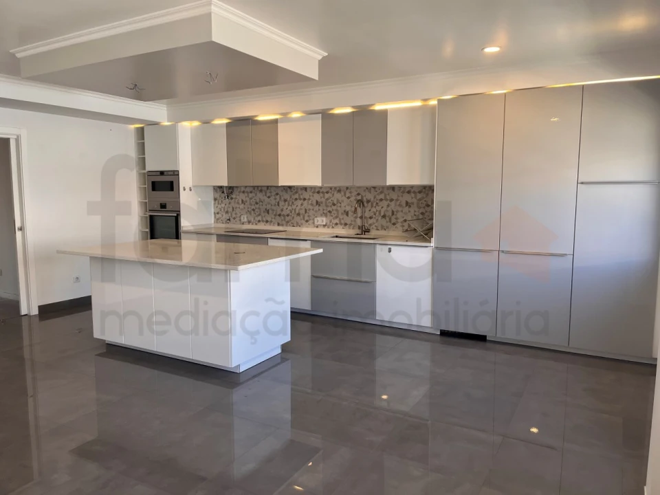 Apartamento T4 para Venda em Águas Livres Foto 1
