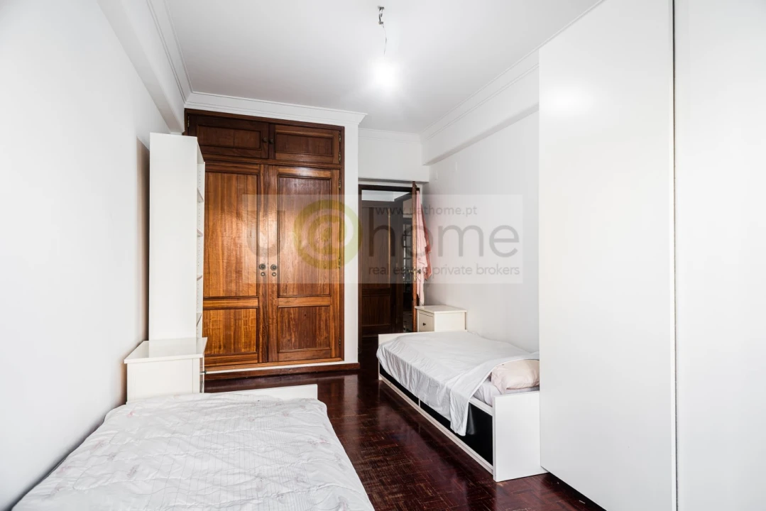 Apartamento T5 para Venda em Alvalade Foto 15