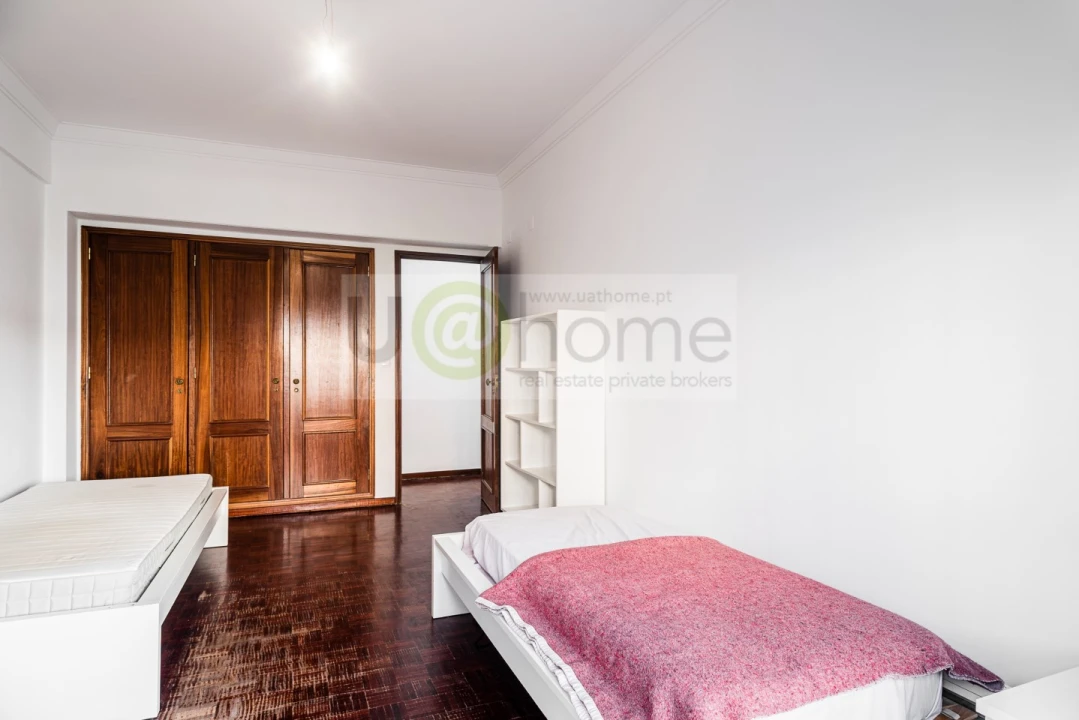 Apartamento T5 para Venda em Alvalade Foto 19
