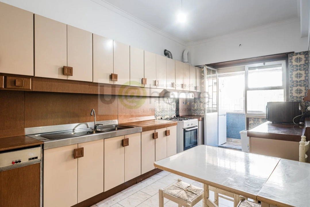 Apartamento T5 para Venda em Alvalade Foto 9