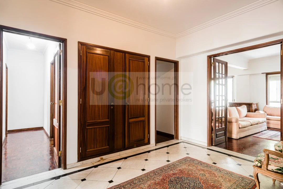 Apartamento T5 para Venda em Alvalade Foto 2