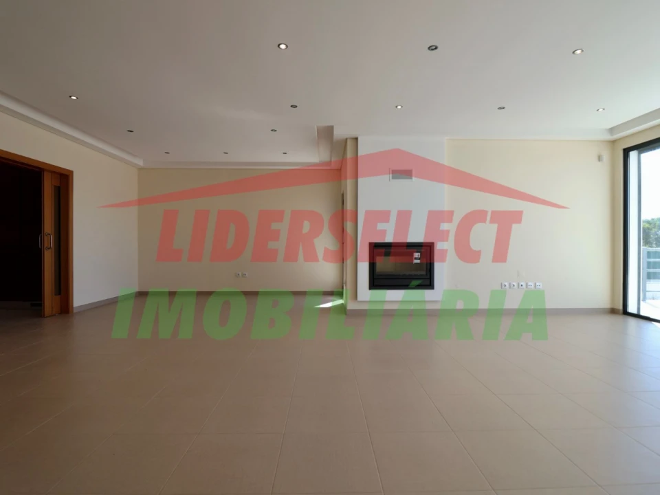Moradia T4 para Venda em Silveira Foto 3