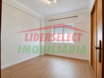 Apartamento T3 para Venda em A dos Cunhados e Maceira