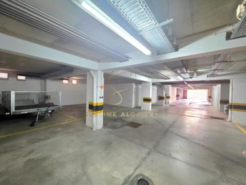 Garagem para Venda em Lagos (São Sebastião e Santa Maria)