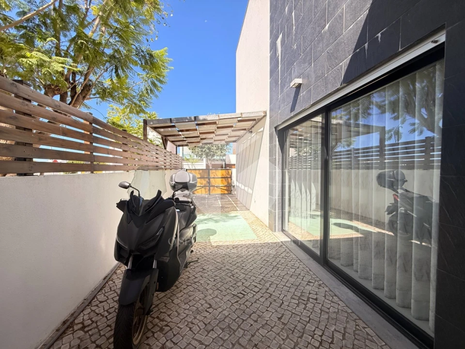 Moradia T4 para Venda em Quelfes Foto 19
